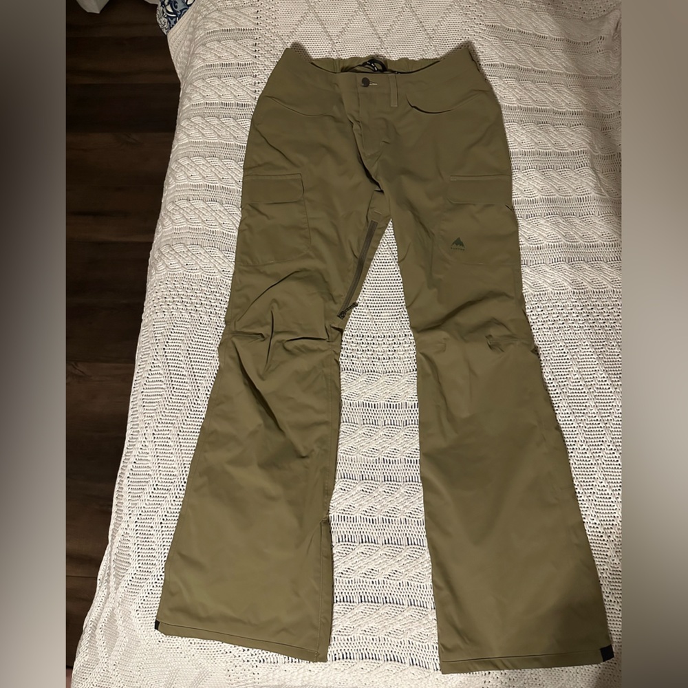 Women’s burton Gloria ski pant size large. Olive green color